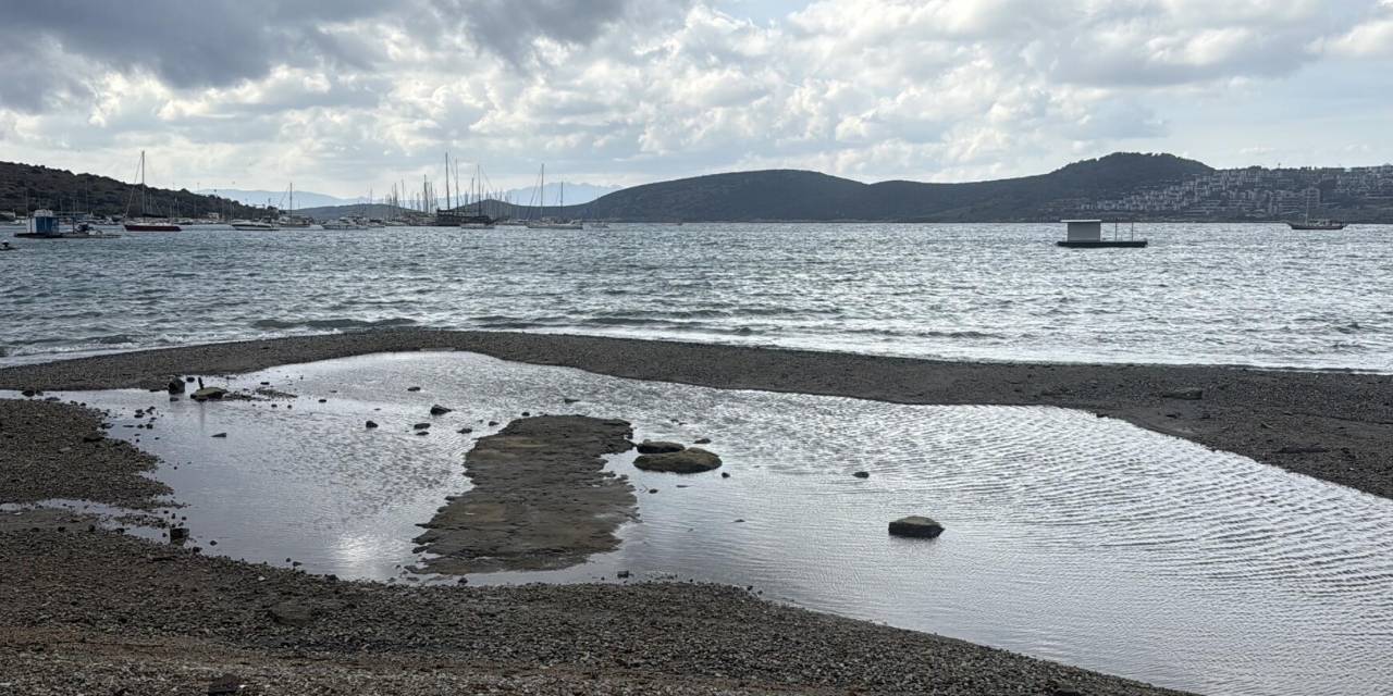 Bodrum’da deniz çekildi: Adacıklar ortaya çıktı