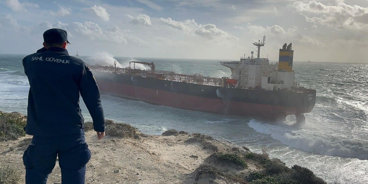 Lodos fırtınası dev tankeri vurdu! Sürüklenen tanker karaya oturdu