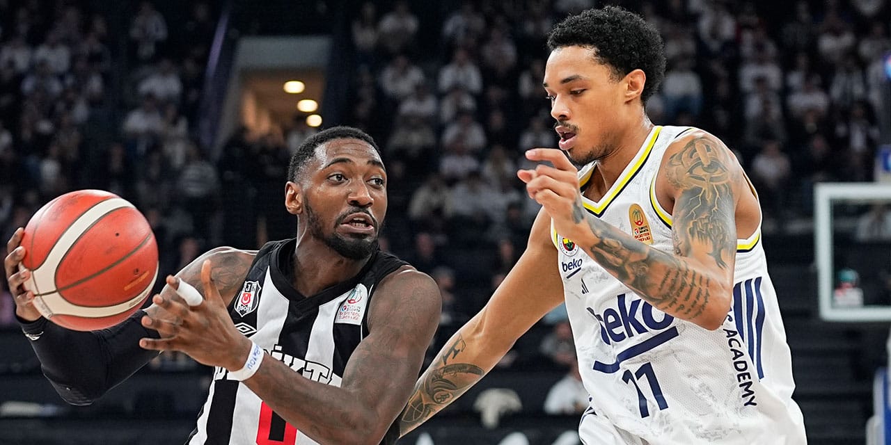 Beşiktaş Fenerbahçe maçı yarıda kaldı: Hakemler soyunma odasına gitti