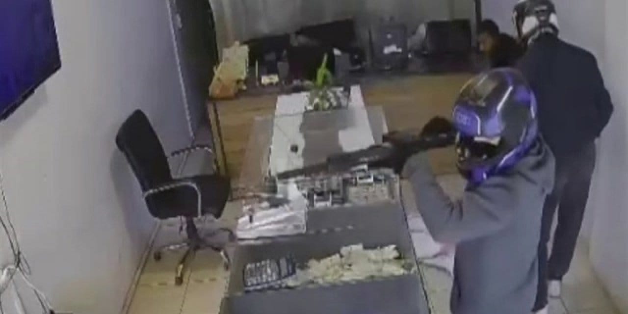 Hatay'da kuyumcu soygunu kamerada: 3 kilo altını 3 dakikada çaldılar