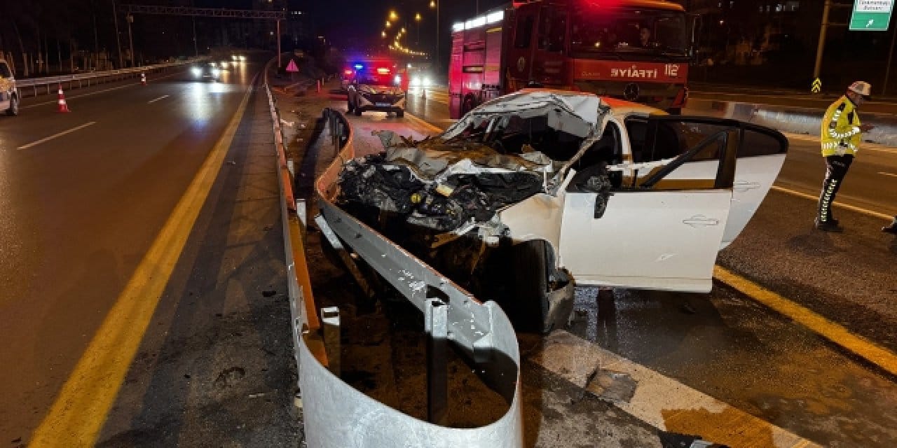 Adana'da tıra çarpan aracın sürücüsü yaşamını yitirdi