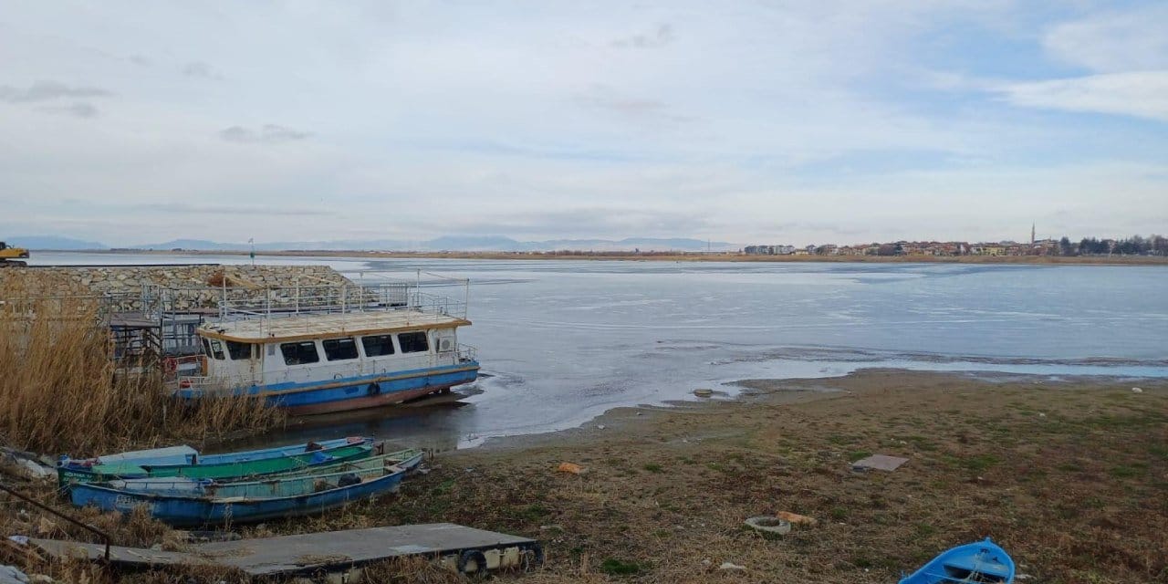 Buz tutan gölün altındaki gerçek: Düşük su seviyesi 'doğal afeti' hızlandırdı