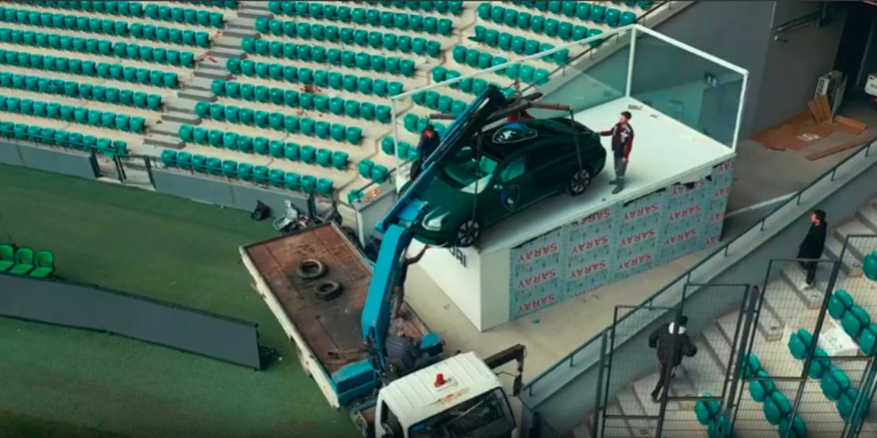 Kocaelispor Stadı'nın zeminine vinçle araç indirdiler