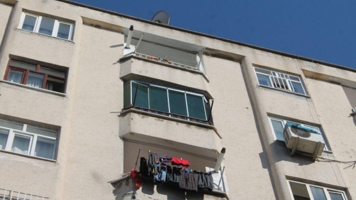 Akılalmaz olay! Tost yiyen gencin kafasına "balkon camı" düştü...