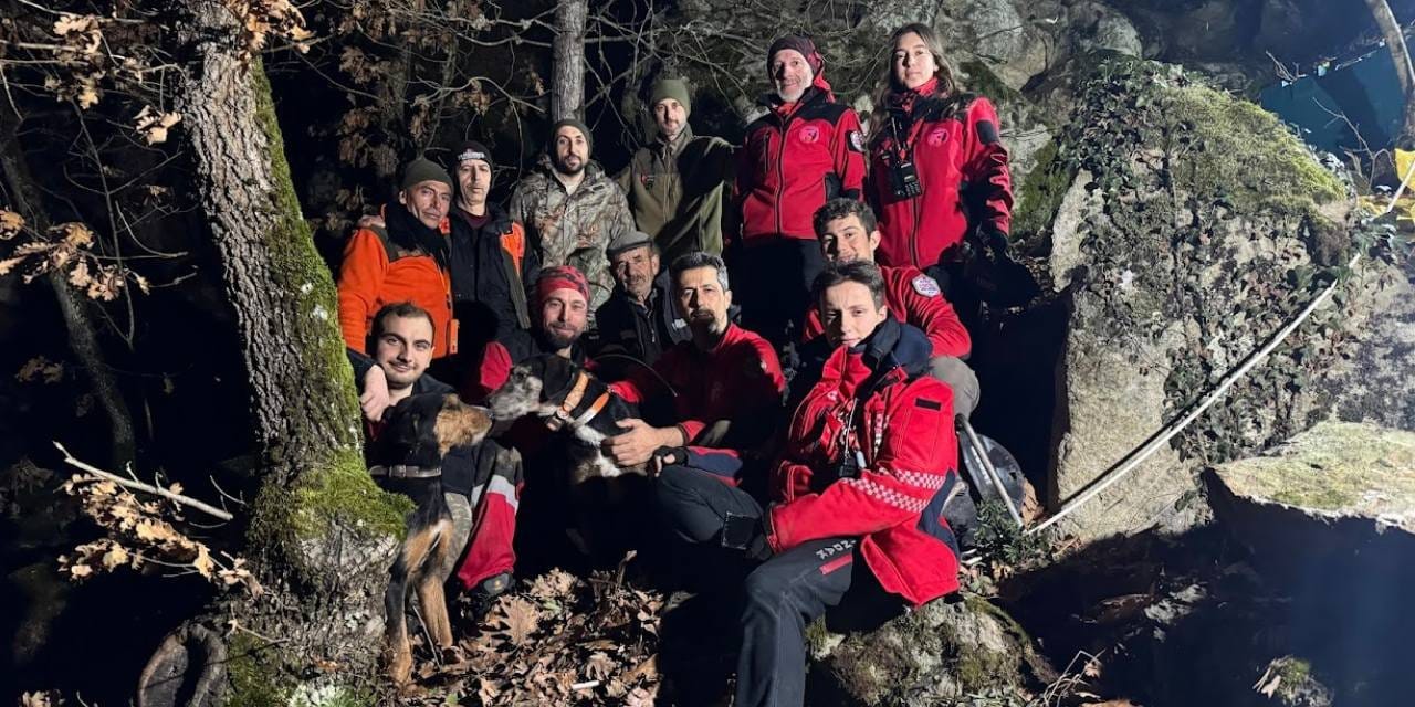 Çakal av köpeklerini tuzağa düşürdü! 7 saatte kurtarıldılar