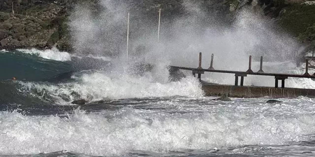 Muğla'da feribot seferlerine fırtına engeli