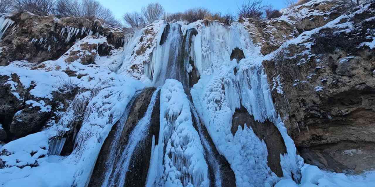 Girlevik Şelalesi'nde buz sarkıtları oluştu: Görenleri hayran bıraktı!
