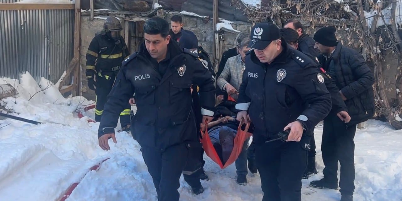 Sivas'ta korkutan yangın: Yaşlı adam alevlerin ortasında kaldı