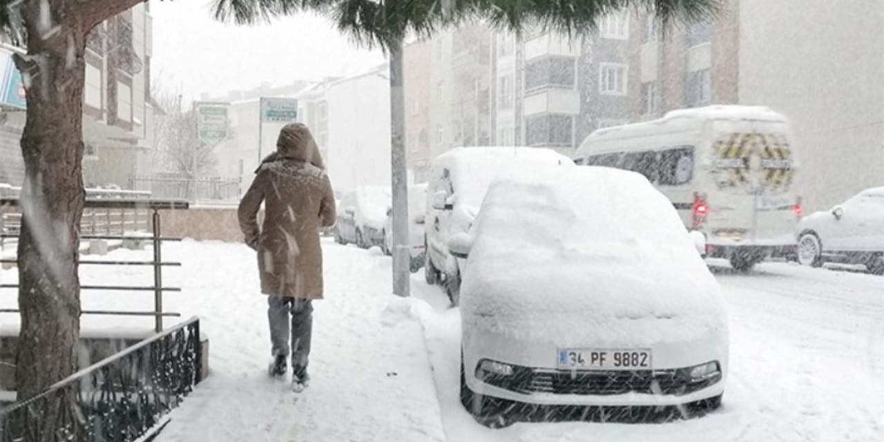 Tarih verildi: İstanbul'a yeniden kar geliyor! Meteoroloji ve AKOM'dan peş peşe uyarı