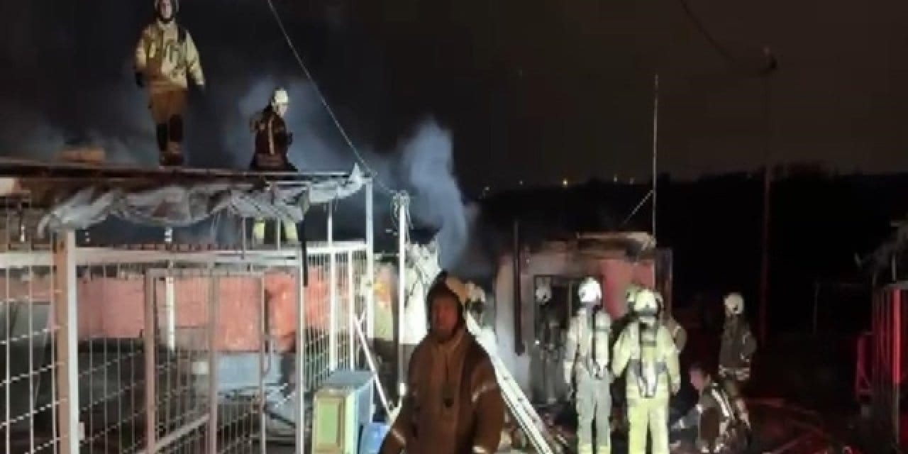 Sultangazi’de yangın paniği: İki dükkan aynı anda yandı