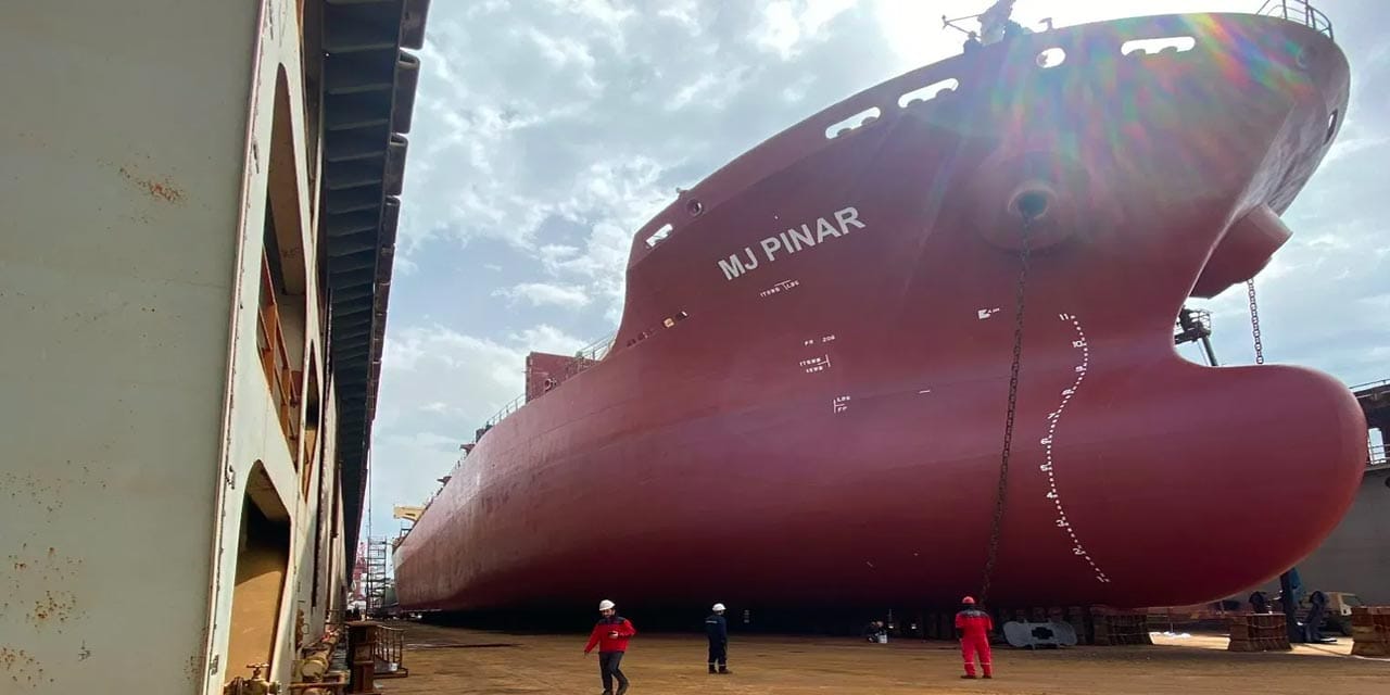 Rusların vurduğu dev gemi Tuzla’da havuzdan çıktı!