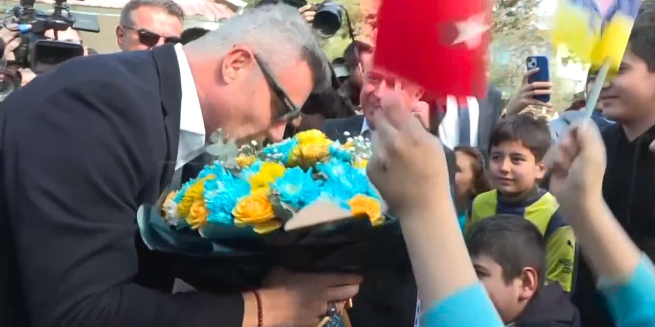 Sadettin Saran'ı bir anda karşılarında görünce çılgına döndüler: Çocuklar çığlık çığlığa üzerine koştu