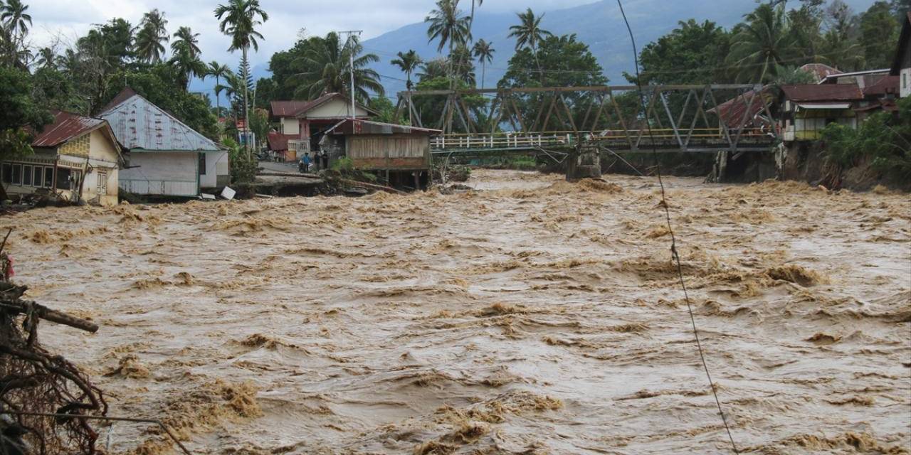 Endonezya'da şiddetli yağışlar sele döndü: 16 kişi öldü