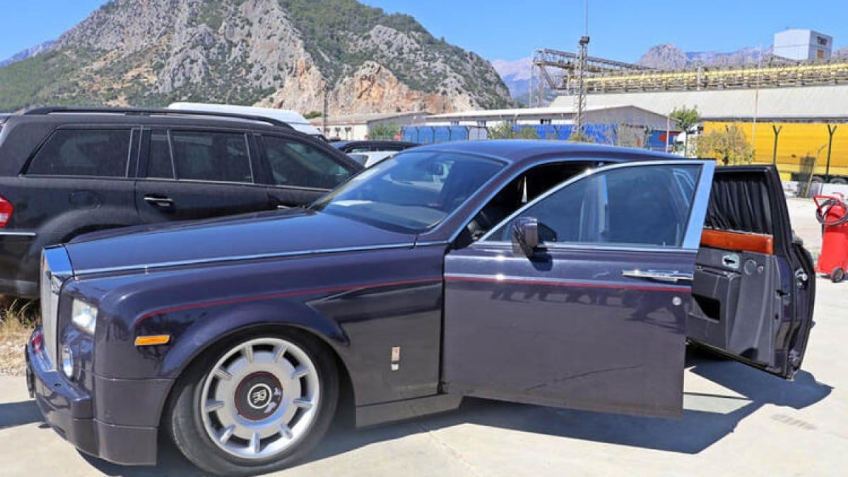 Teminatı bile lüks araç fiyatında! 4 milyonluk Rolls-Royce'a alıcı çıkmadı...