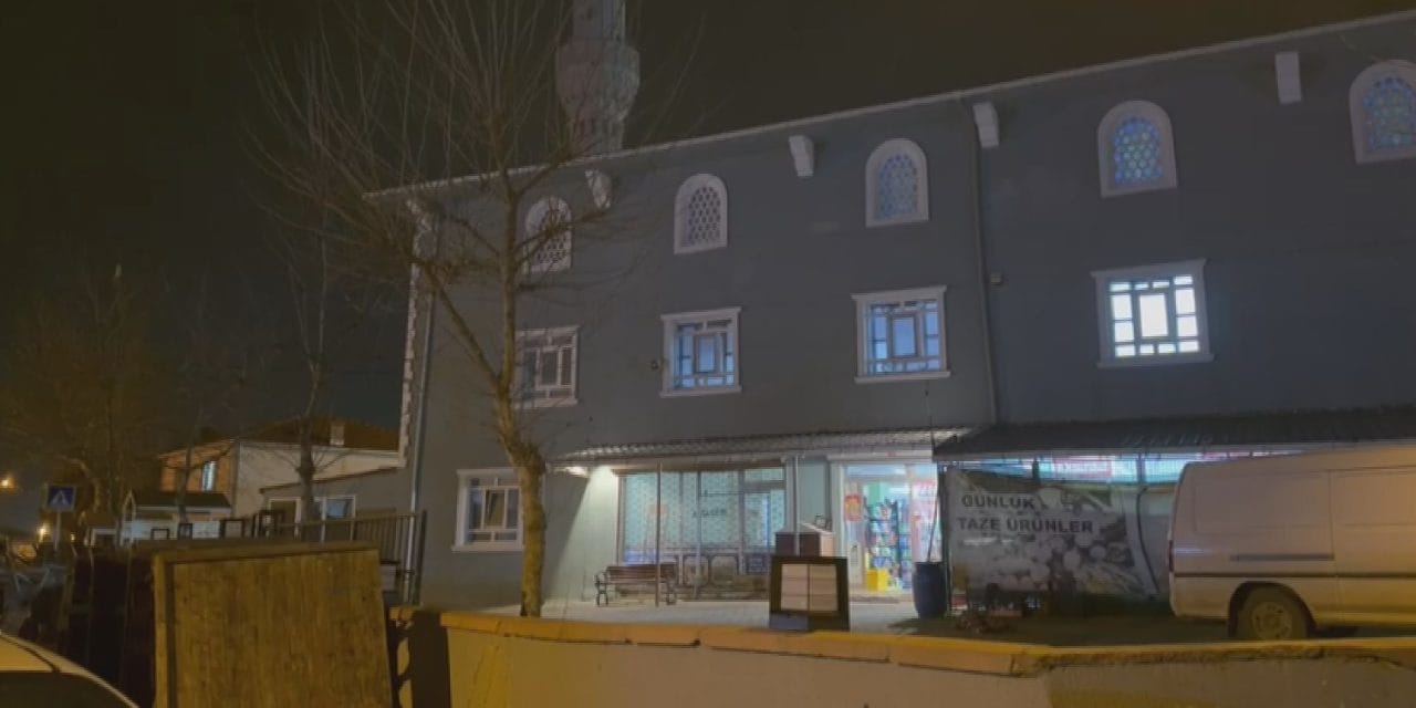 Cami avlusunda silahlı saldırı: O anlar kamerada