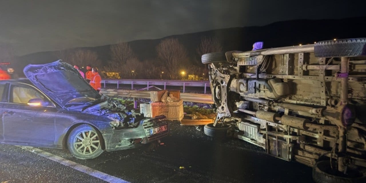 Sakarya'da otomobil ve minibüs çarpıştı: 1 ölü 3 yaralı