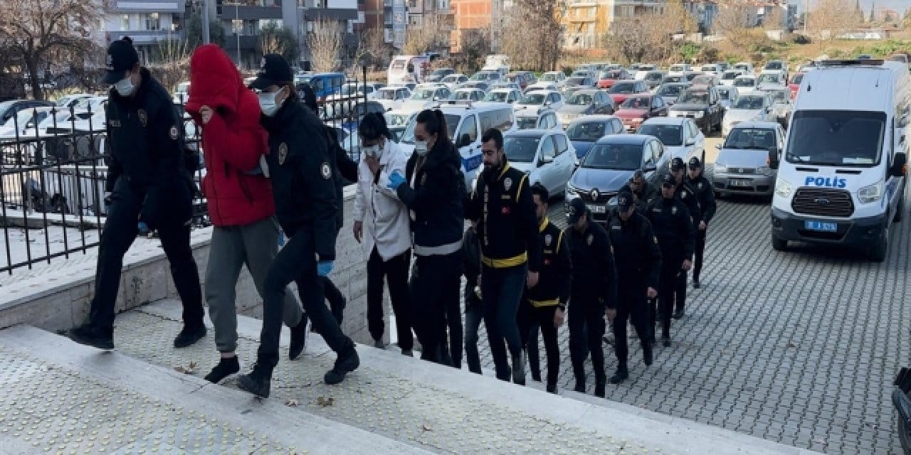 İzmir’de fuhuş operasyonu: 8 tutuklama