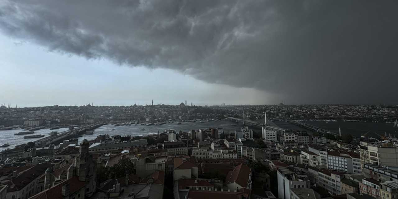 İstanbul'da fırtına 'kasırga' sınırına dayandı: Ağaçları kökünden sökecek saat belli oldu