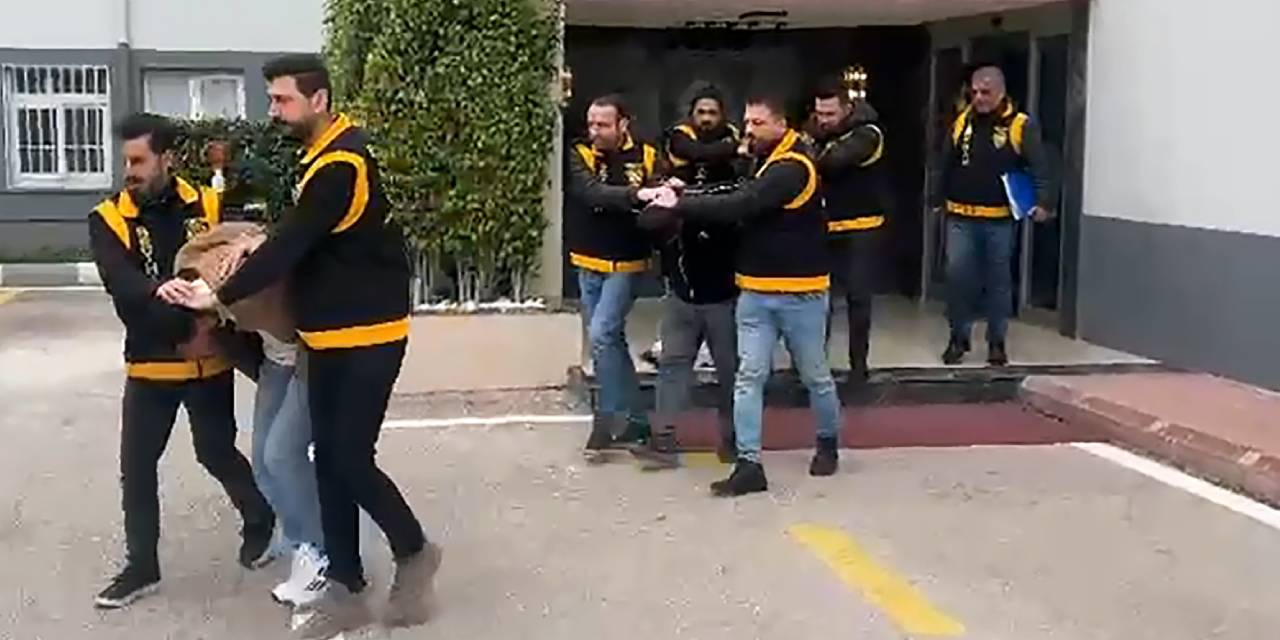 Burası Teksas değil Adana! Silahlı çatışmada yolda yürüyen genç vuruldu