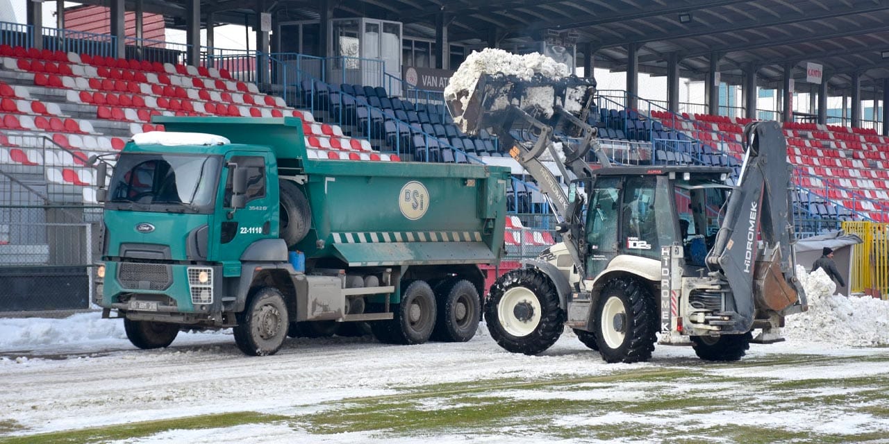 Vanspor'da temizlik isyanı: Ağır tonajlı araçlar stada girdi