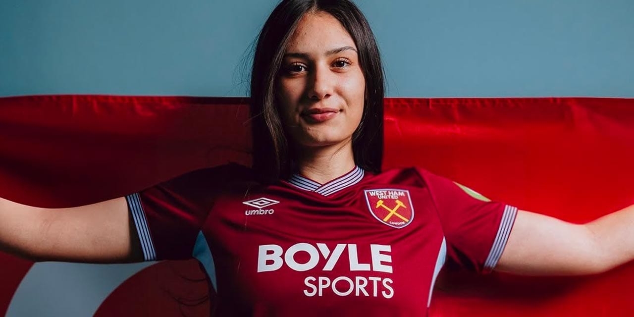 A Milli futbolcumuz West Ham'a imza attı: Türk Bayrağı'yla poz verdi