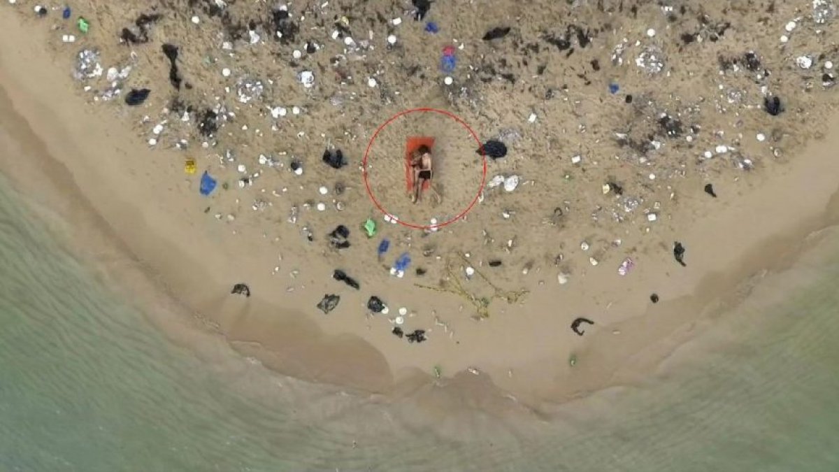 Çöplerle dolu plajda seks yaptılar: Pornhub'dan sosyal sorumluluk projesi