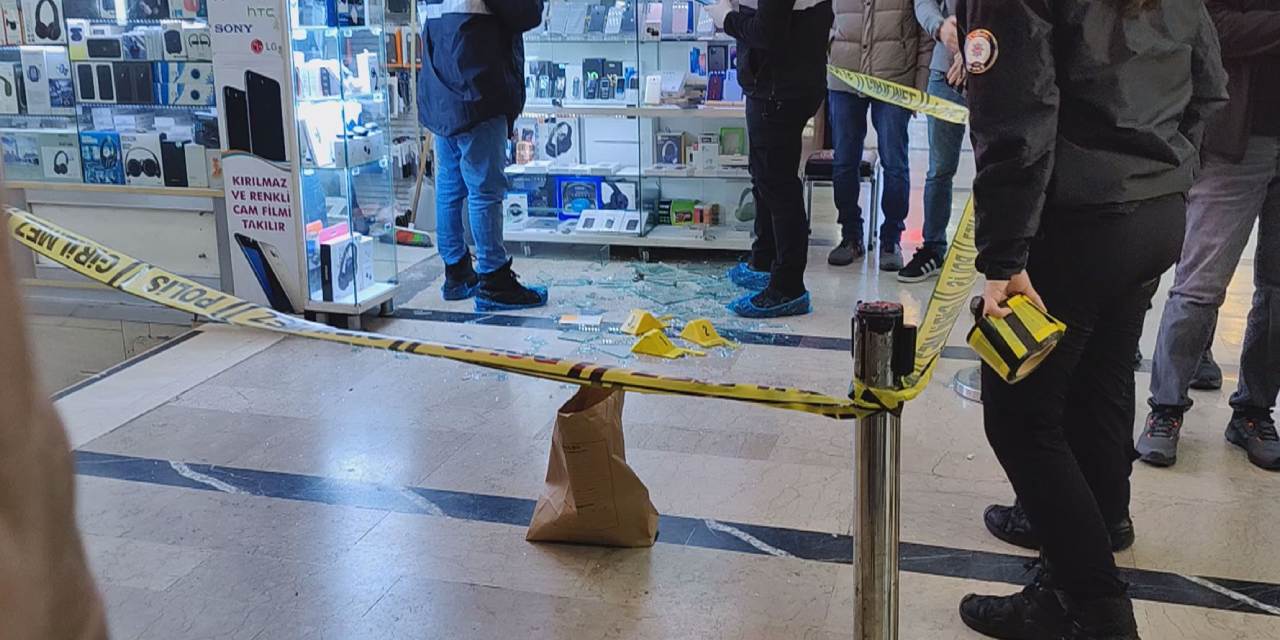 Eminönü'nün ortasında korku dolu anlar! Doğubank'ta kurşunlar havada uçuştu polis ekipleri akın etti