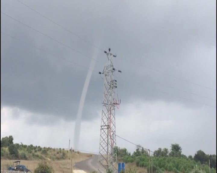 Meteoroloji uyarıyor saatlerce durmayacak! İstanbul'da hortum...