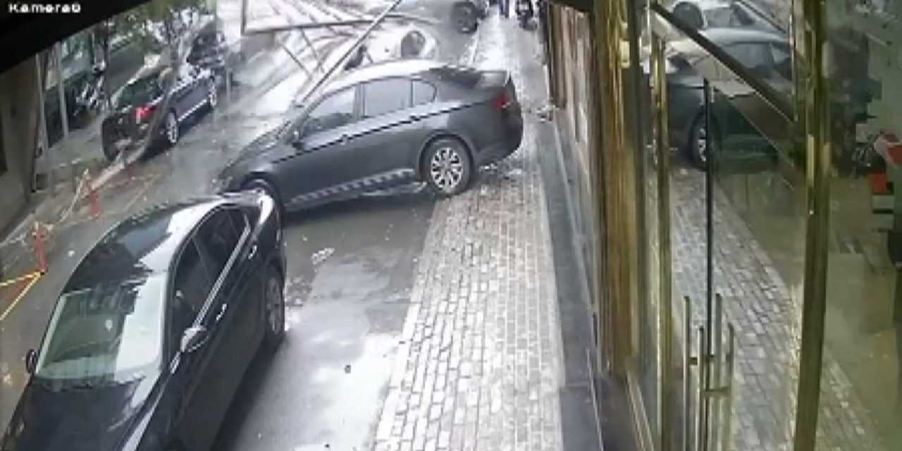 Doğru park edilen tek arabanın üstüne çatı düştü