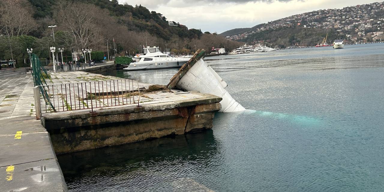 İstanbul'da fırtına kabusu! Deniz feneri yerinden söküldü