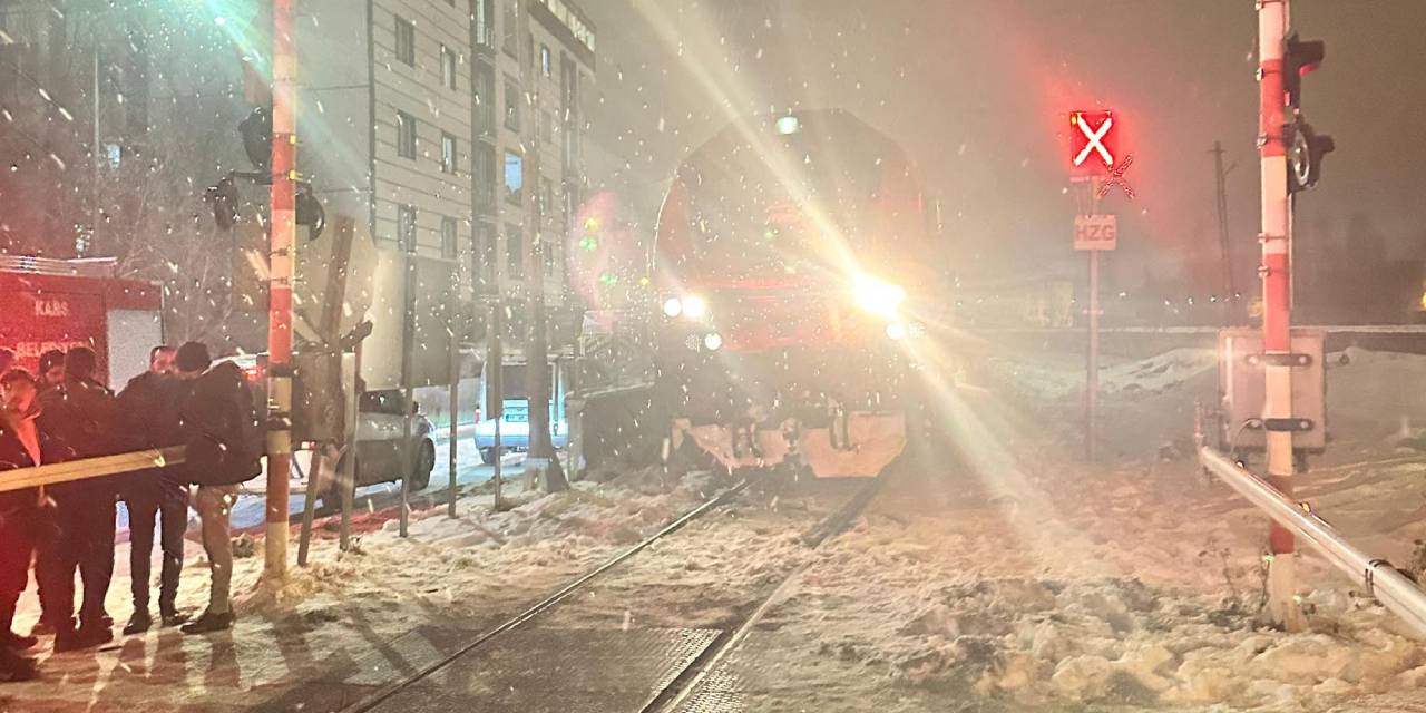 Kars'ta feci kaza! Manevra yapan tren çocuğu ezdi