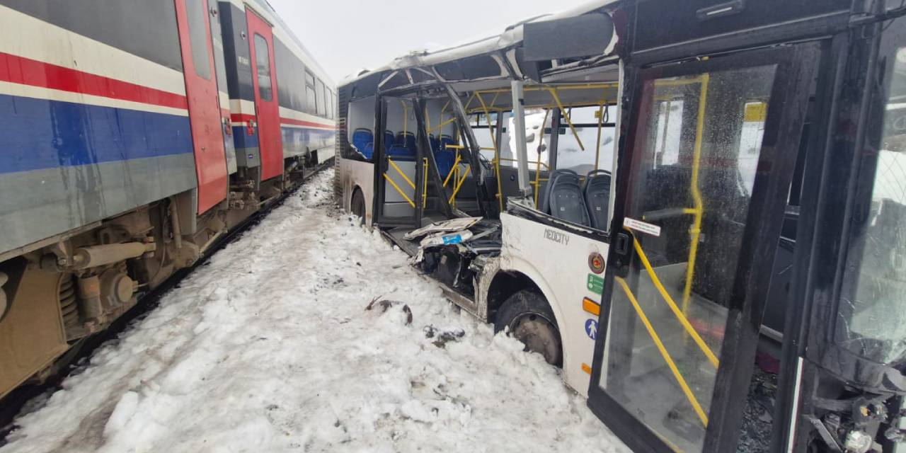 Diyarbakır'da tren ile belediye otobüsü çarpıştı