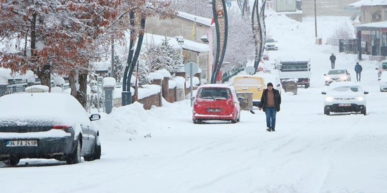 Bingöl’de kapanan yollar kırsalı merkezden kopardı