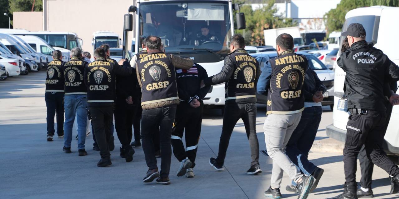 Sahte baskın yapıp 4 milyon dolar çalan polis tutuklandı