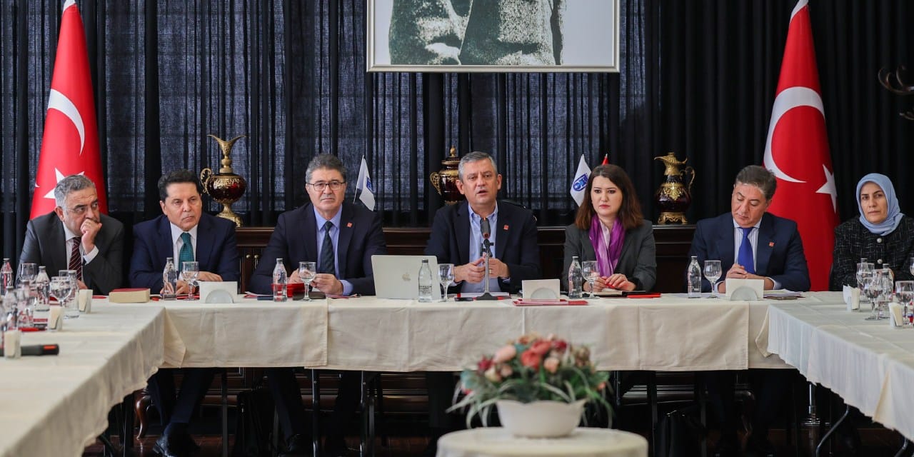 Özgür Özel Doğu ve Güneydoğu Anadolu Bölgesi'ndeki il başkanlarıyla bir araya geldi