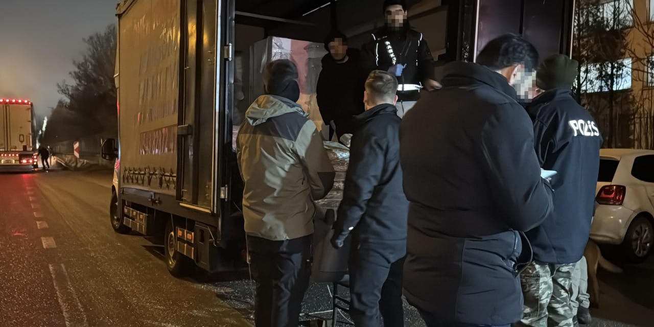 Uyuşturucu taşımacılığında kurnaz yöntem: Ev eşyası yüklü kamyonete saklamışlar