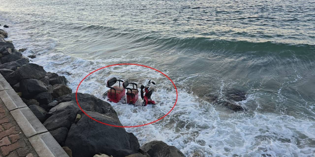 Sahilde korku dolu anlar! Üç tekerlekli motosiklet denize uçtu