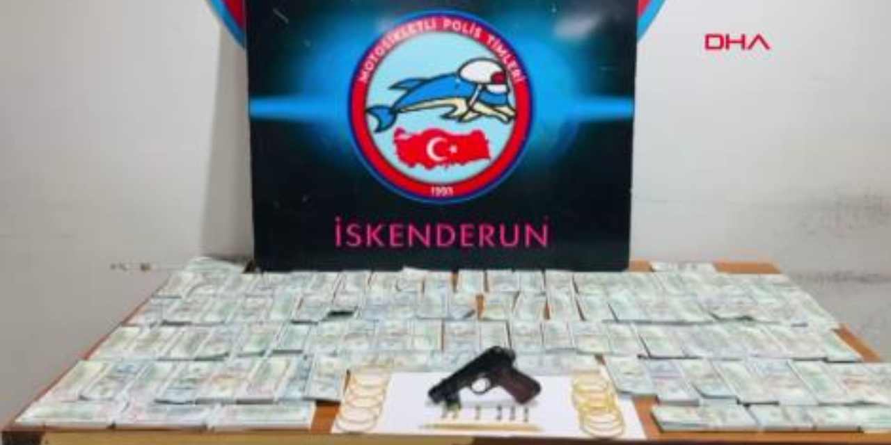 Şüpheli araçtan tam 1 milyon dolar sahte para çıktı
