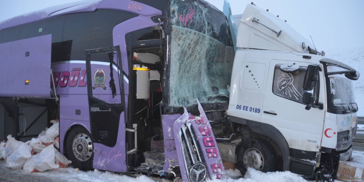 Kars'ta yolcu otobüsü kamyonla çarpıştı: 9 yaralı