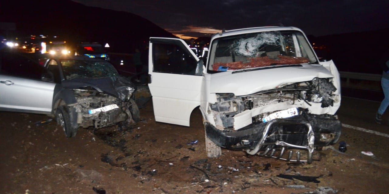 Minibüs ile otomobil kafa kafaya çarpıştı! Feci kazada 6 kişi yaralandı: Baba ile 1 yaşındaki kızının durumu ağır