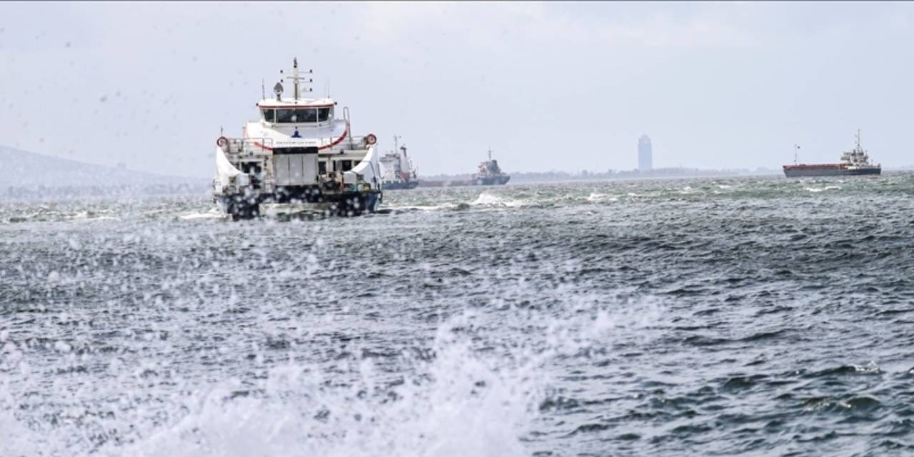 İzmir'de feribot seferleri iptal edildi