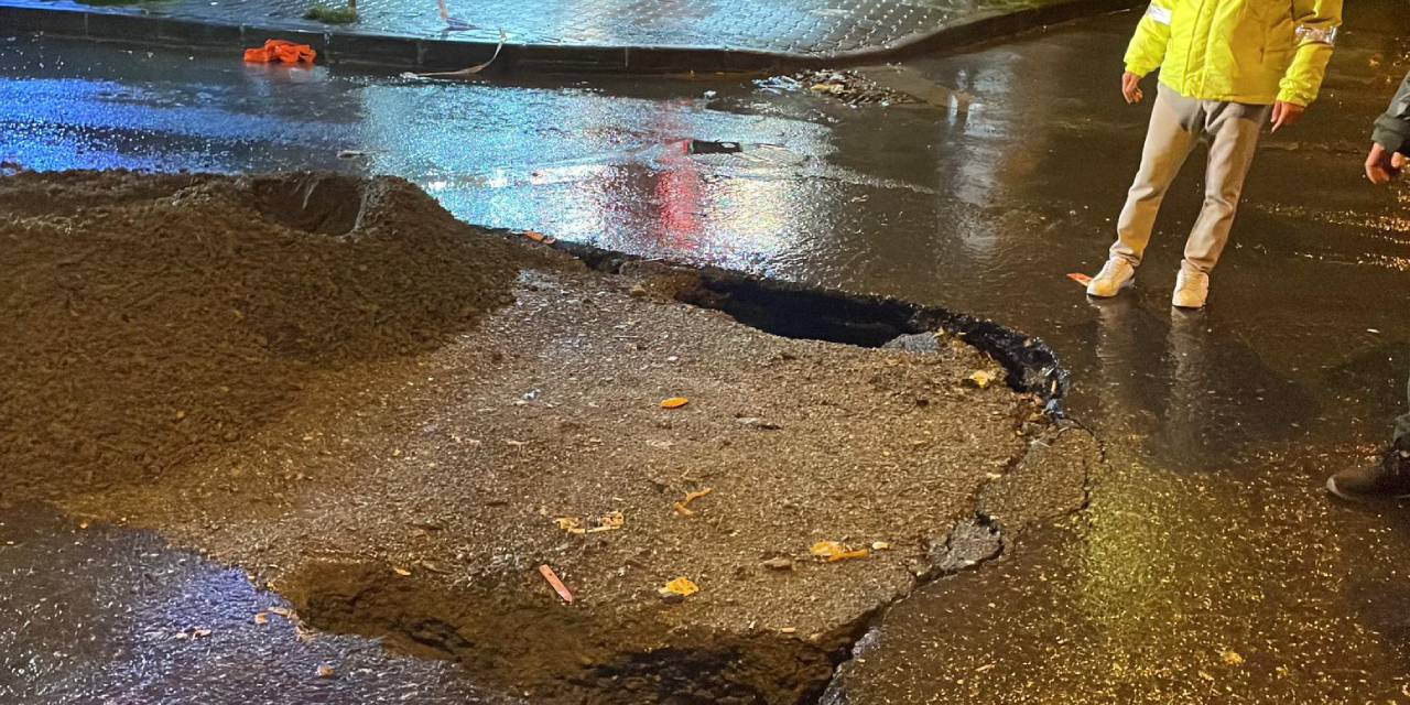 İstanbul'da sağanak nedeniyle yol çöktü!