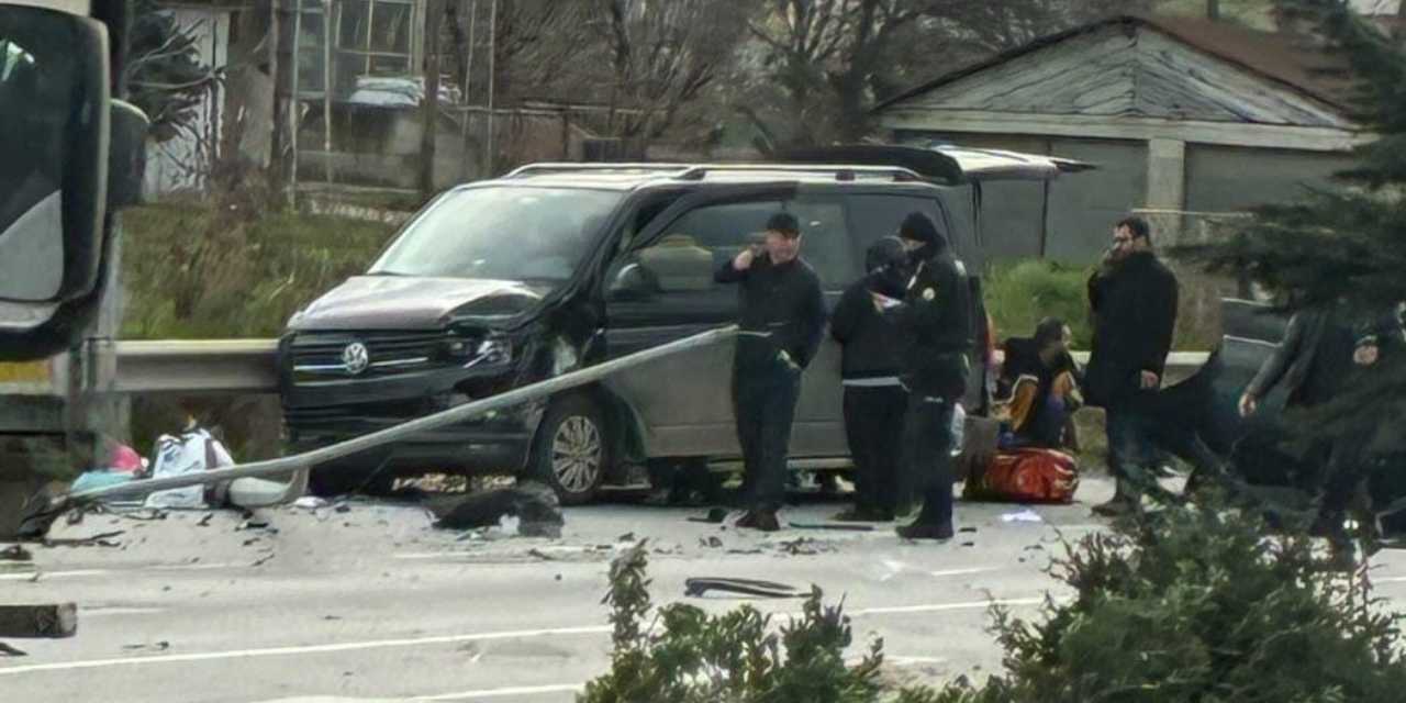 Takla atıp karşı şeride uçtu: 3 araç birbirine girdi 4 yaralı