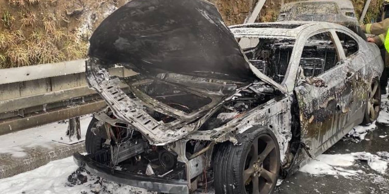 İstanbul'da seyir halindeki araç alev topuna dönüştü