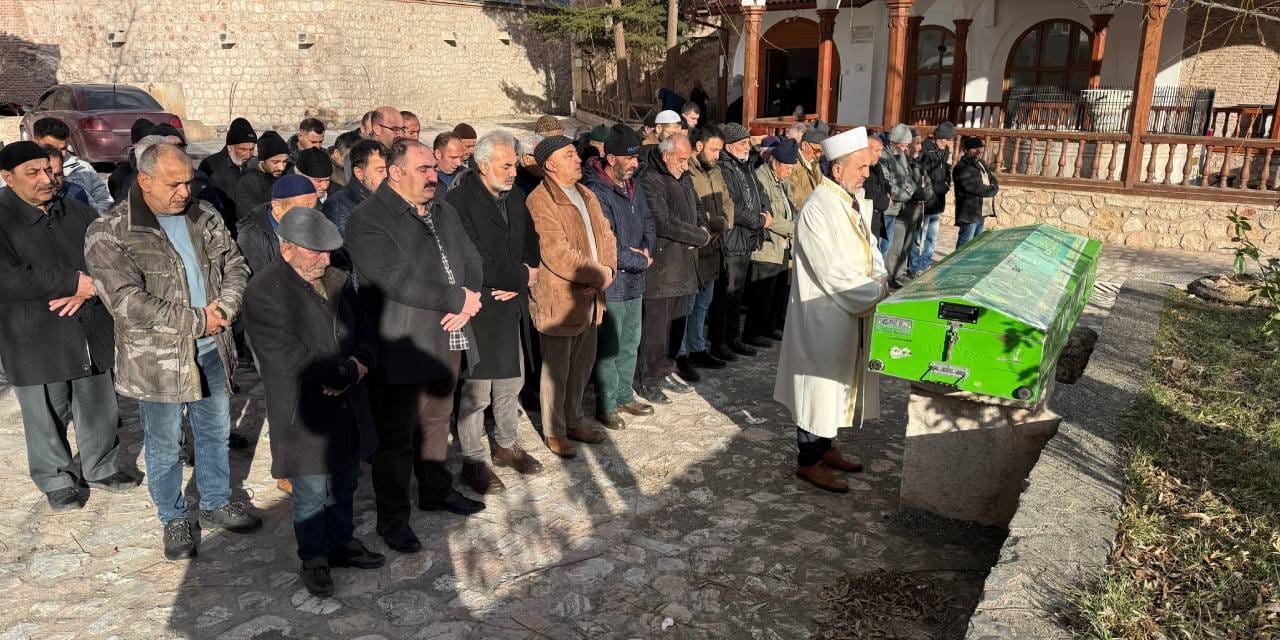 Oğlunun baltayla öldürülüp üzerine kireç döktüğü baba toprağa verildi