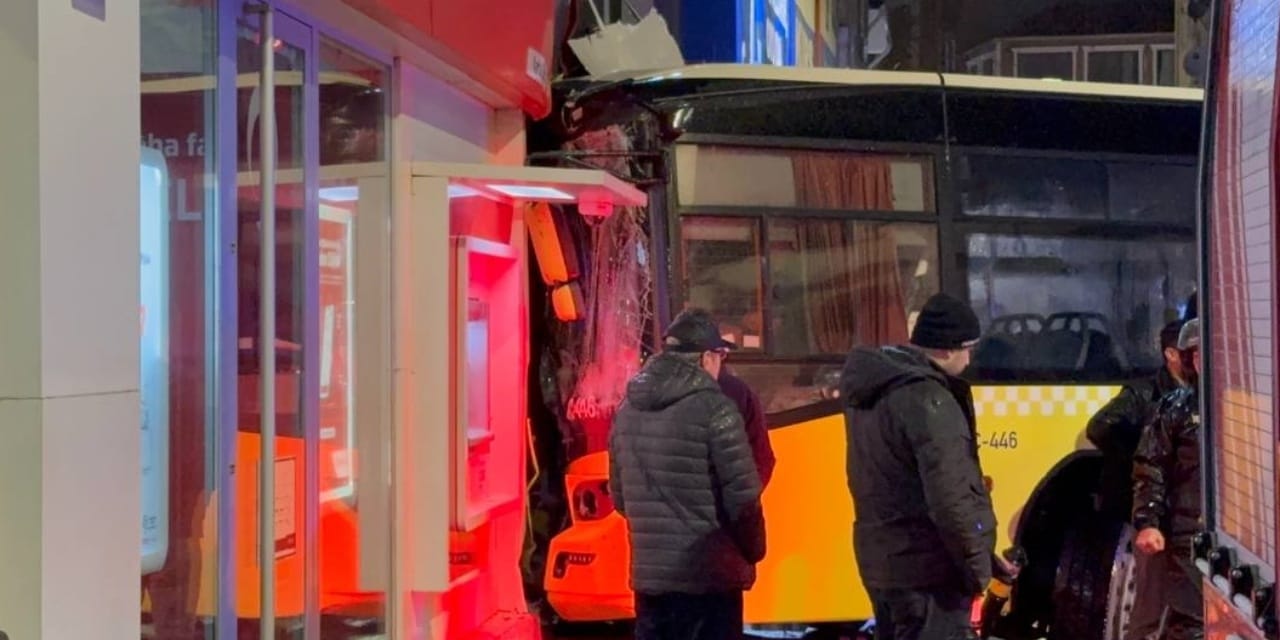 İETT otobüsü duvara çarptı! 6 kişi hastaneye kaldırıldı