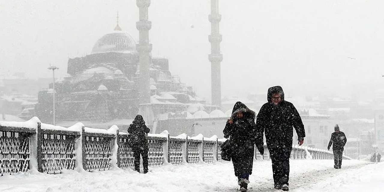 İstanbul'da lapa lapa kar yağmaya başladı: Meteoroloji 41 ili alarma geçirdi