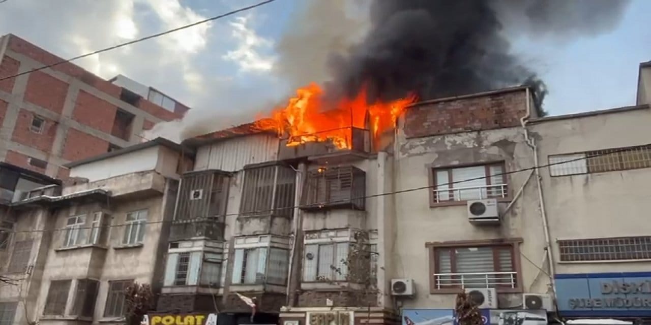 Çatı katında çıkan yangında 150 güvercin öldü