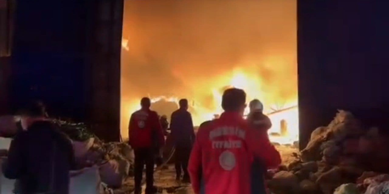 Mersin'de gökyüzü kara dumanla kaplandı: Geri dönüşüm tesisi alev alev yanıyor!