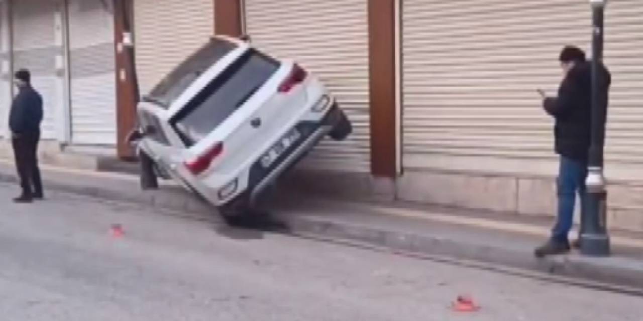 Hızını alamayıp kaldırıma çıktı: Dükkanın önünde yan yatan araç görenleri şaşırttı